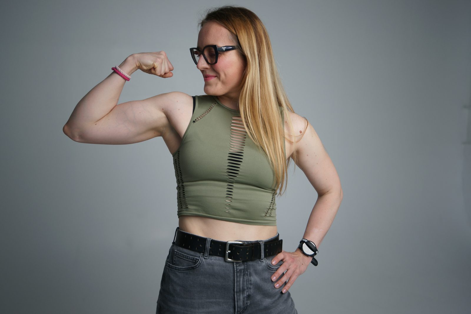 Ieva Auglytė rodo bicepsą