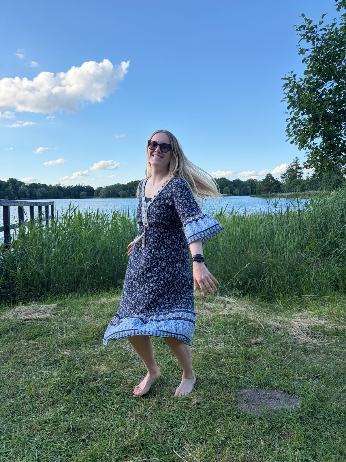 Ieva Auglytė sukasi suknele prie ežero